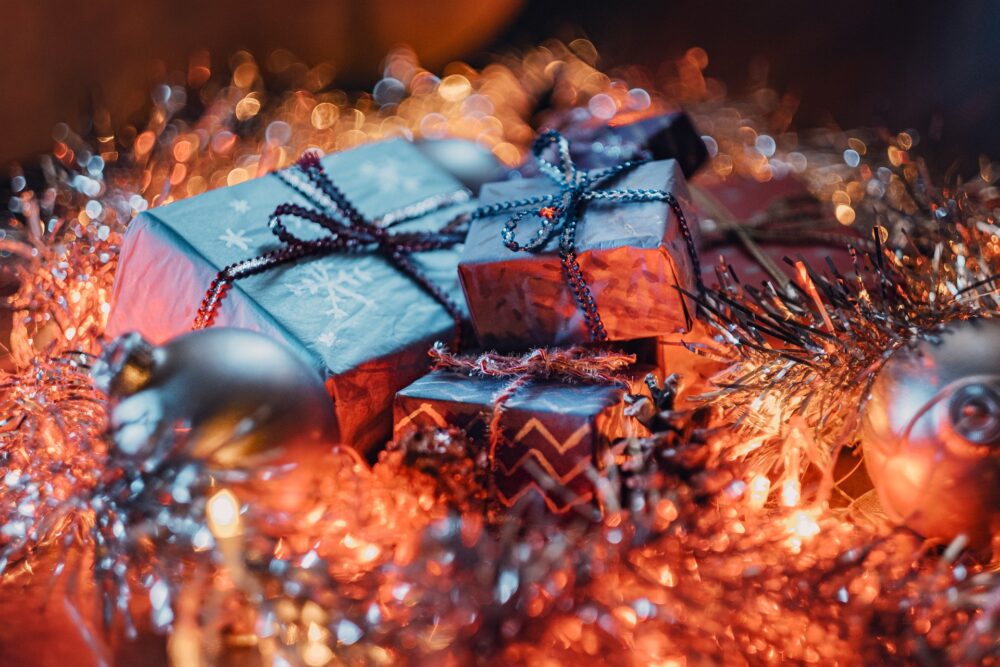 Weihnachtspäckli und Kugeln
